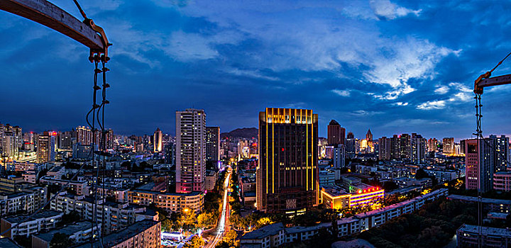 乌鲁木齐东风路建筑群夜景