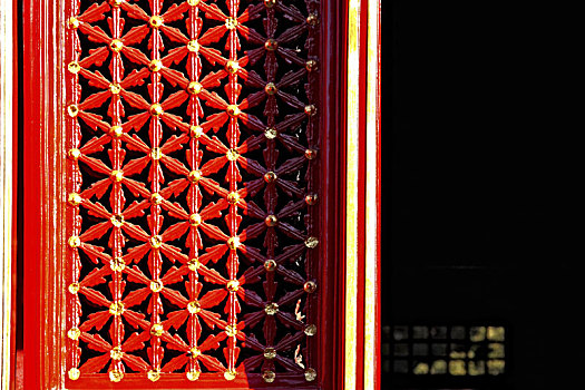 故宫宫门隔扇窗上的双交四椀式窗花
