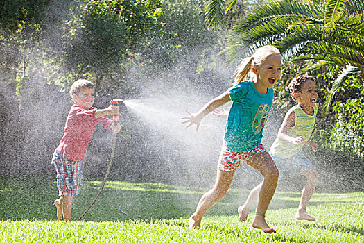 三个孩子,花园,追逐,喷灌机