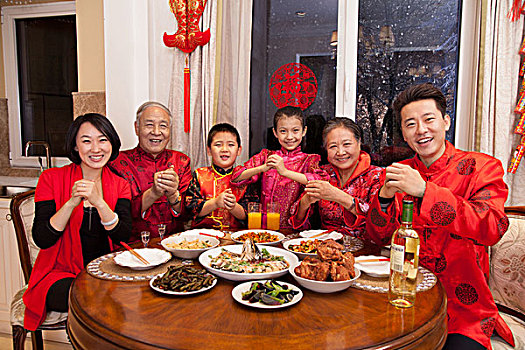 東方家庭過年吃團(tuán)圓飯
