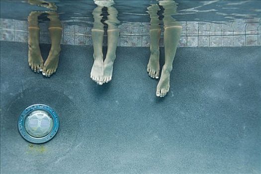 三个,女青年,脚,游泳池
