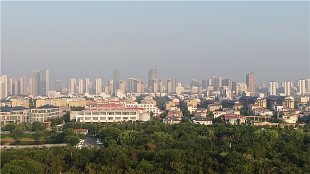 山东省日照市,雨后的海边环境宜人,游客赶海拾贝拍照打卡