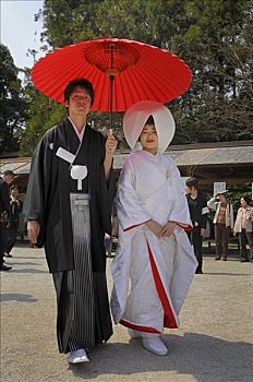 日本,婚礼,伴侣,穿,传统,和服,新娘,新郎,拿着,红色,伞,正面,神祠,京都,亚洲