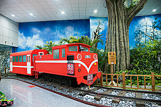 台湾桃园国际机场航站楼展示的台湾阿里山的小火车