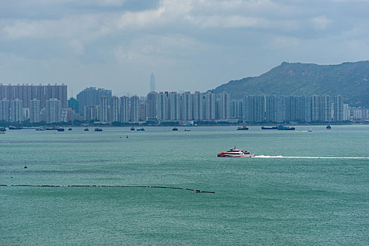 一艘快艇正航行在香港的海域上