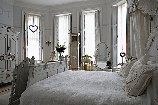 卧室,四个,大窗,衣服,透明,帘,木质,百叶窗
