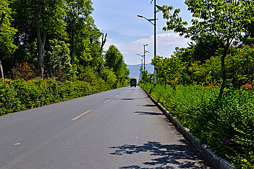 蓝天下的公路