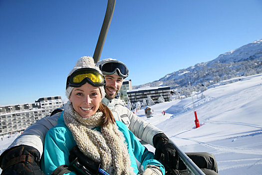 坐,夫妇,滑雪胜地,缆车