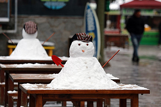 雪后的旅游小镇如诗如画,游客漫步美食街