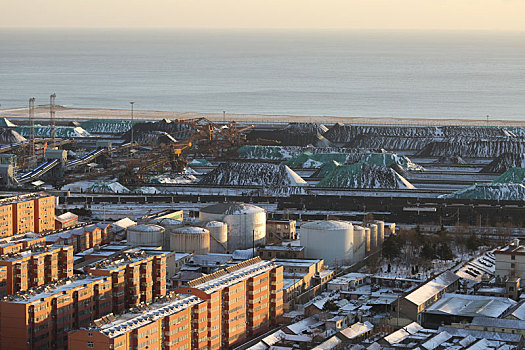 山东省日照市,雪后初晴的港城空气清新,高楼大厦与皑皑雪山相映成趣