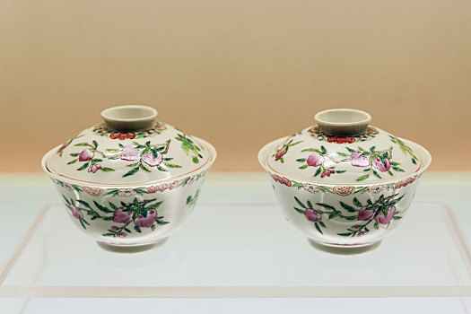 上海博物馆藏清道光景德镇窑粉彩三果纹盖碗