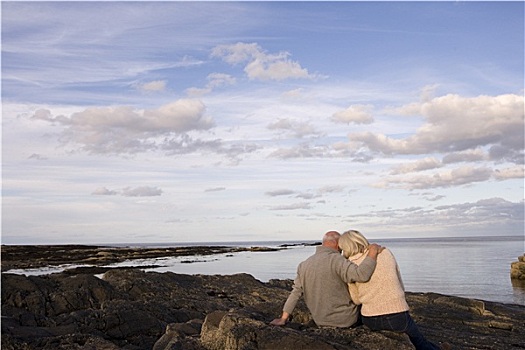 老年,夫妻,岩石上,向外看,海洋,男人,搂抱,女人,后视图