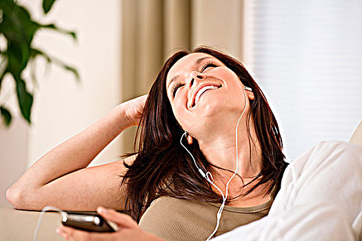 女人,拿着,音乐播放器,听,耳塞,躺下,沙发,家