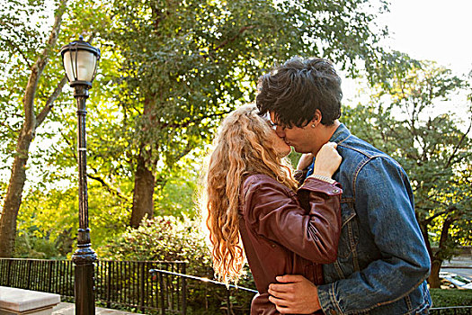 年轻,情侣,吻,公园