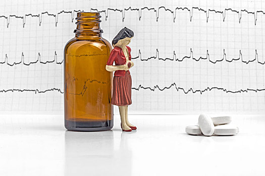瓶子里的药片和心电图