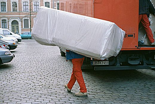 男人,红色,裤子,白色,沙发,遮盖,塑料制品,上方,身体,展示,只有,腿,鹅卵石,石头,街道,卡车,柏林,德国