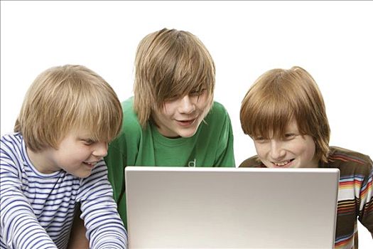 三个男孩,坐,正面,笔记本电脑,13岁