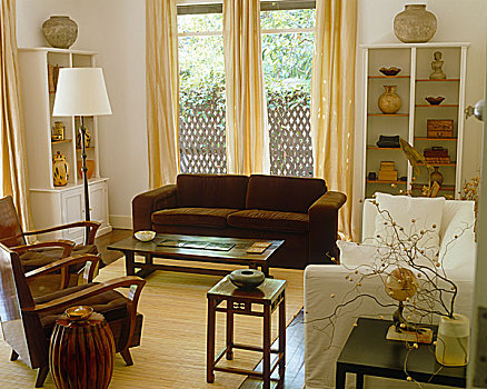 木桌子,正面,软垫,沙发,窗户,衣服,帘