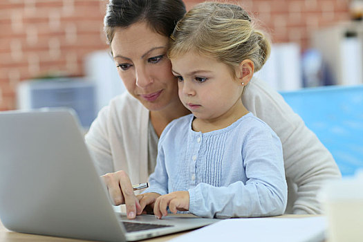 母亲,小女孩,使用笔记本,电脑
