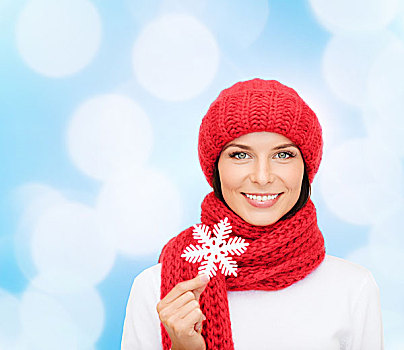 高兴,寒假,圣诞节,人,概念,微笑,少妇,红色,帽子,围巾,连指手套,拿着,雪花,上方,蓝色,背景