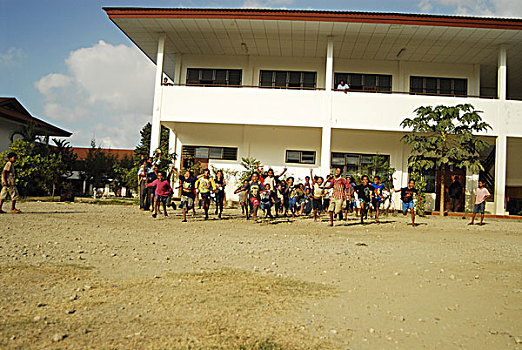 group,timorese,children,with,fingers,and,thumbs,up