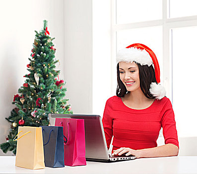 休假,科技,人,概念,微笑,女人,圣诞老人,帽子,购物袋,笔记本电脑,上方,客厅,圣诞树,背景