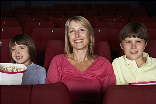 母亲,看,电影,电影院,两个孩子
