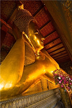 泰国曼谷大佛寺著名的卧佛,金碧辉煌的雕刻