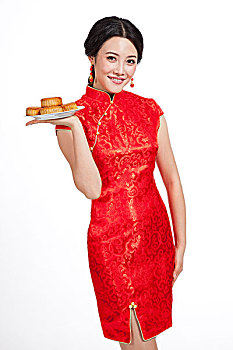棚拍身穿中國(guó)傳統(tǒng)服裝的年輕女人端月餅