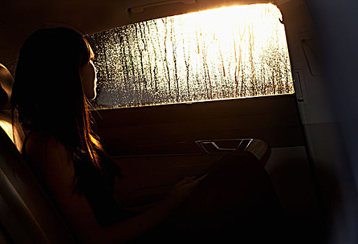 美女,看窗外,汽车,思考,下雨,北京