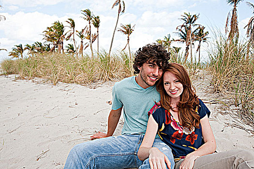 年轻,情侣,坐,海滩,肖像