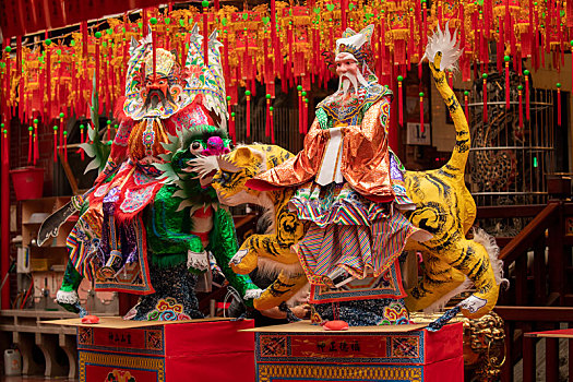 中國鬼節人們用色彩華麗的紙札神祇來祭祀