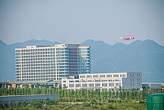亚洲航空的飞机正降落重庆江北机场