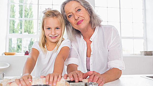 孙女,制作,饼干,祖母,厨房
