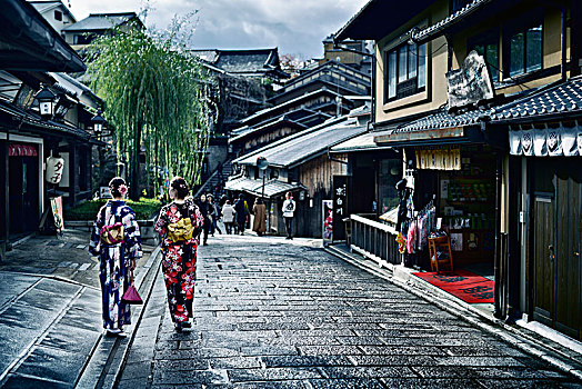 两个女孩,浴衣和服,和服,阔腰带,走,街道,东山,京都,日本,亚洲