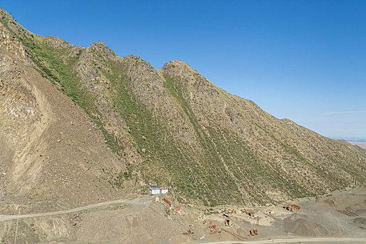 夏季新疆高山戈壁矿山