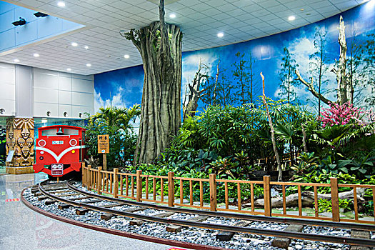 台湾桃园国际机场航站楼展示的台湾阿里山的小火车