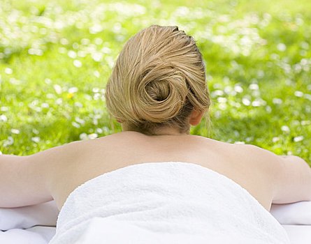 背影,女青年,俯卧,草地,裹着毛巾