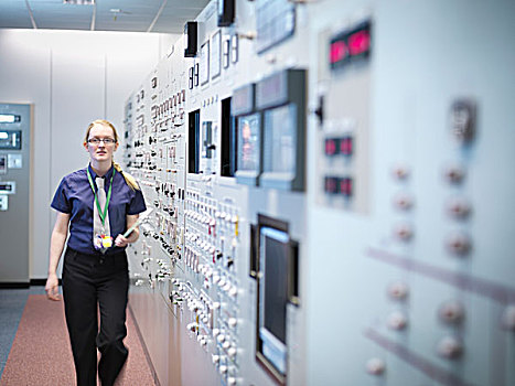 女性,工程师,核电站,控制室