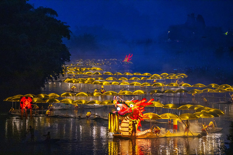 桂林遇龙河景区巨龙巡游_高清图片_全景视觉