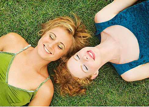 肖像,两个女人,躺着,草