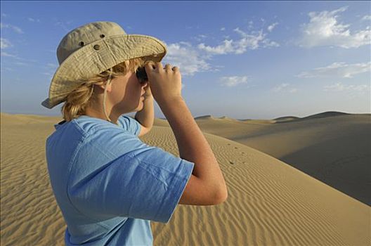 男孩,向外看,沙丘,双筒望远镜,加纳利群岛