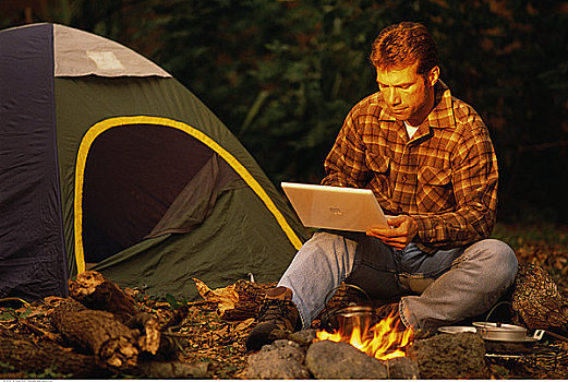 男人,坐,帐蓬,营地,使用笔记本,电脑