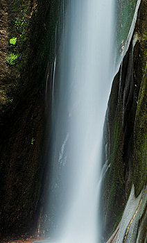 山涧飞瀑