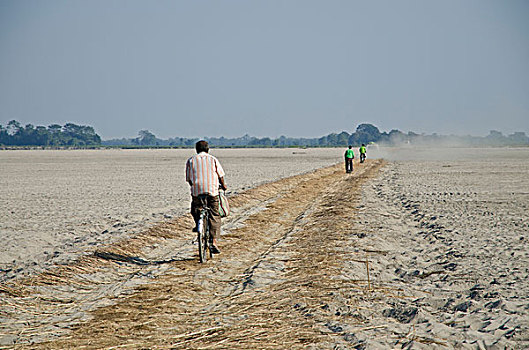 骑车,困难,沙,道路,岛屿,雅鲁藏布江,山谷,阿萨姆邦,印度,亚洲