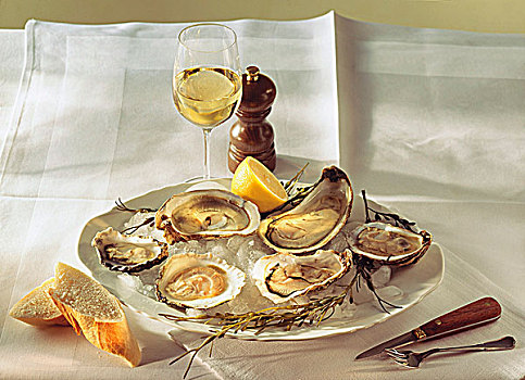 牡蛎,柠檬,冰,盘子,葡萄酒杯,桌上