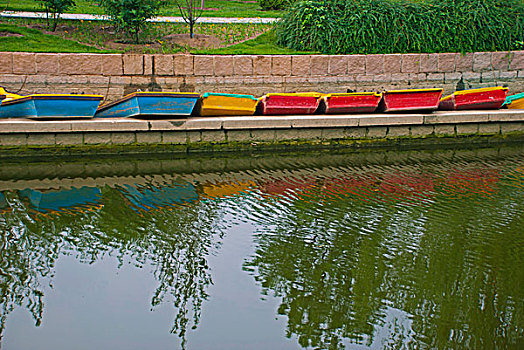 湖边停着的彩色船