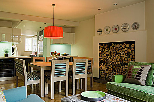 客厅,吊灯,橙色,荫凉,高处,餐桌,壁炉,一堆,木头