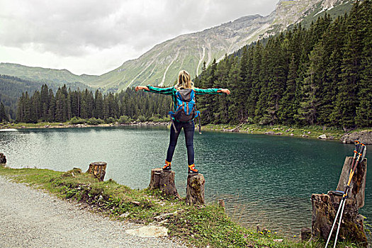 后视图,女人,平衡性,岩石上,湖,奥地利,欧洲