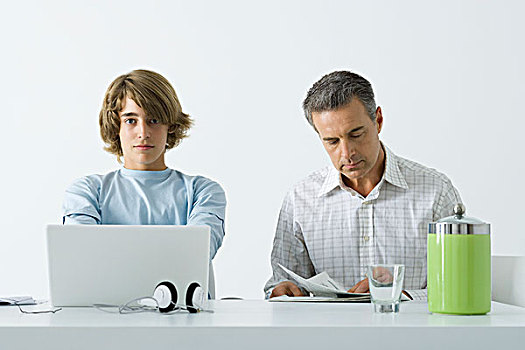 男孩,桌子,父亲,使用笔记本,电脑,男人,读报纸